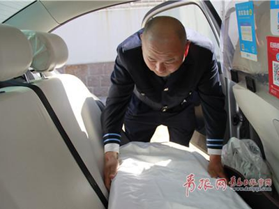 青島出租車(chē)開(kāi)始大換裝 車(chē)座套不怕沾水！